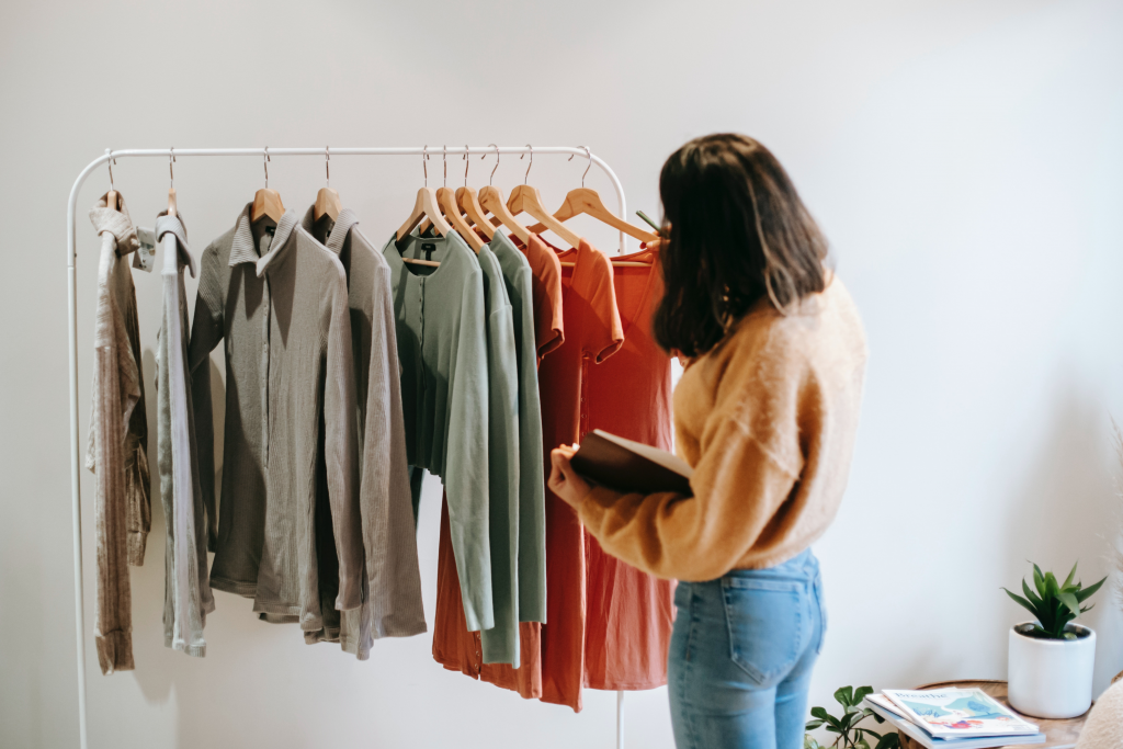 how to organize a small closet