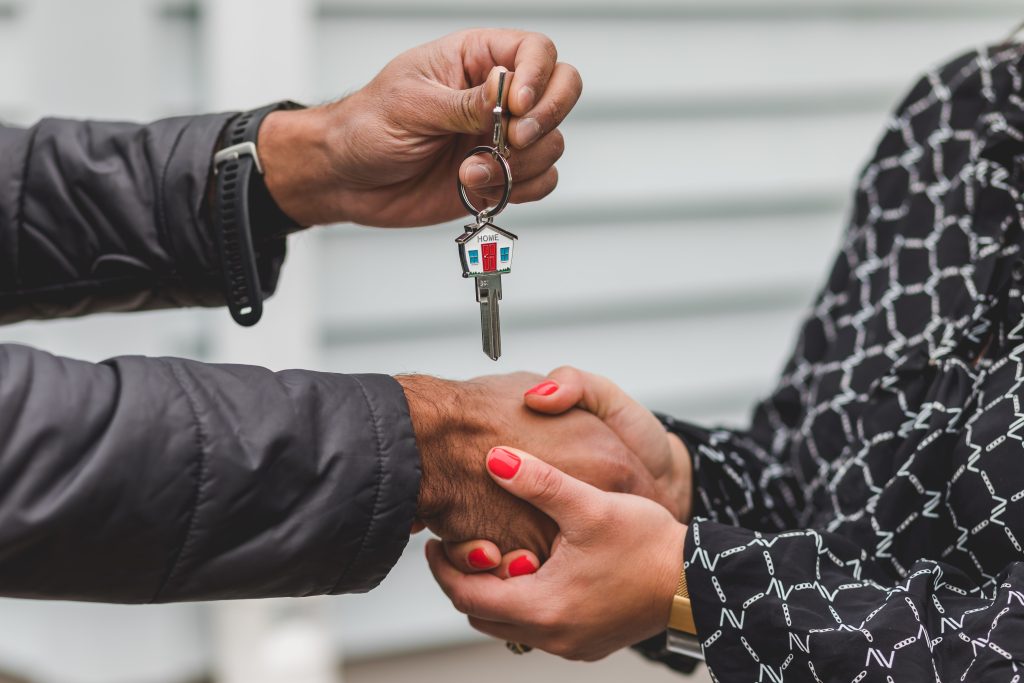 landlord giving the key to tenant