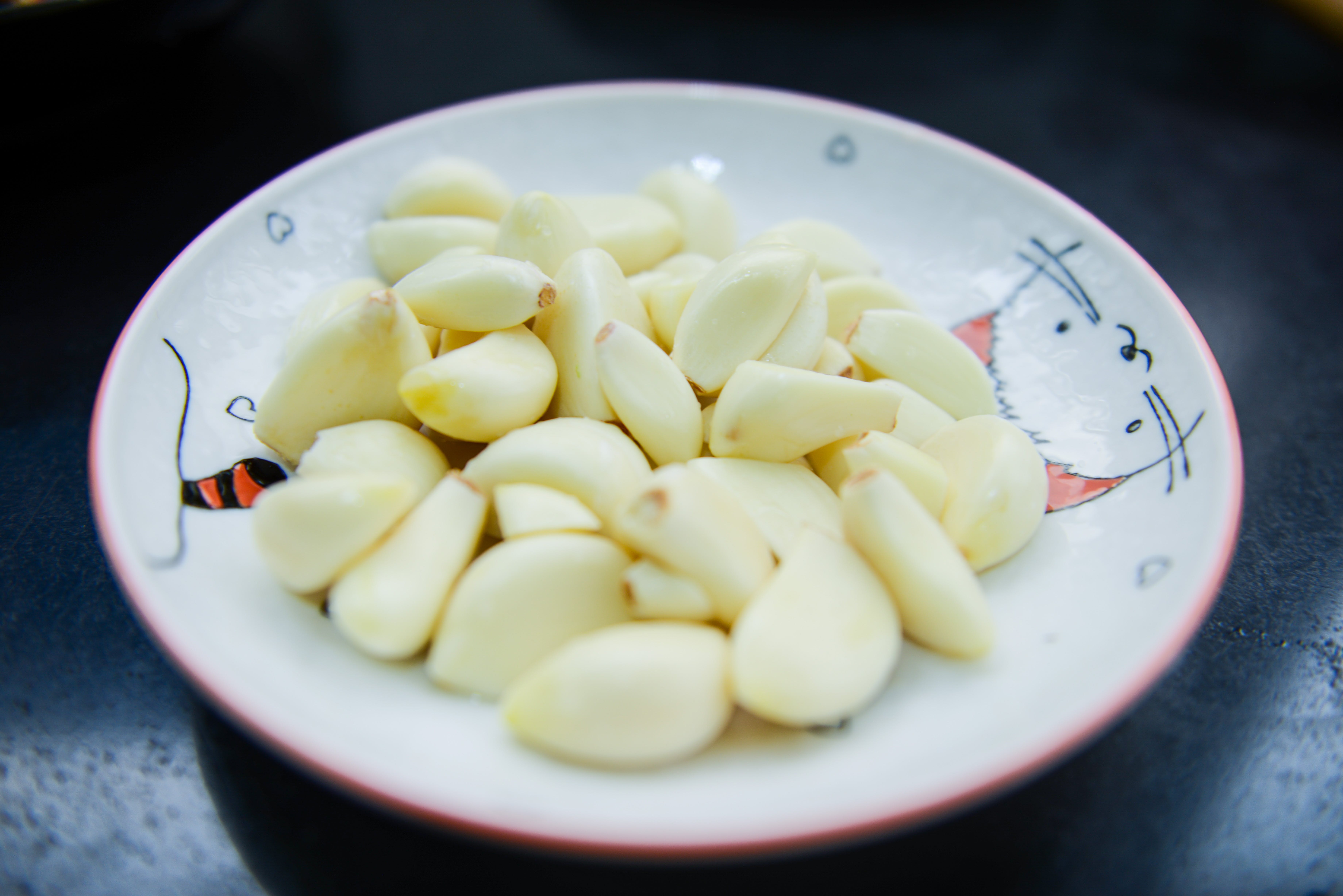 peeled garlic on a plate